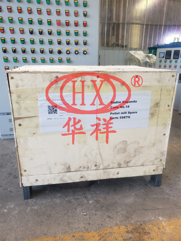 1697965341870403.jpg 小顆粒機(jī)出口.jpg